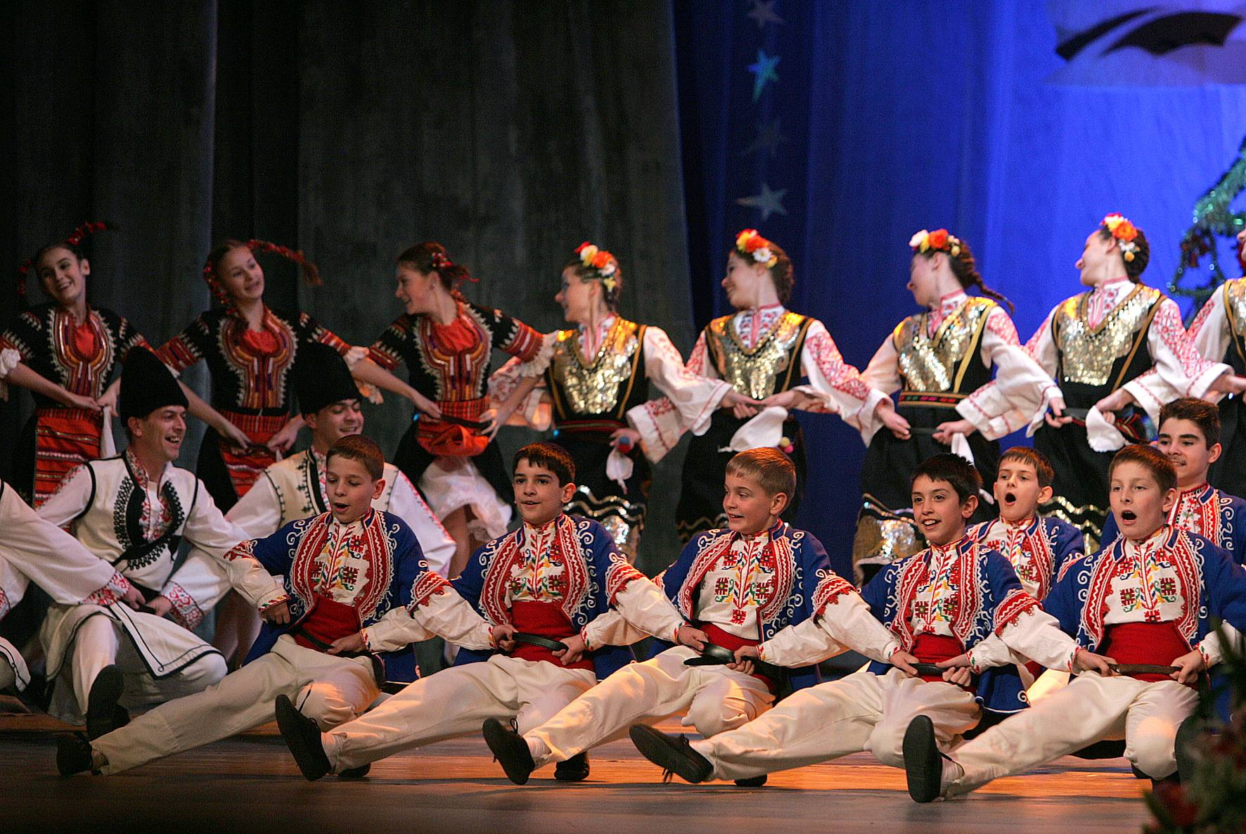 ДА ТАНЦУВАМЕ С РОСНА КИТКА